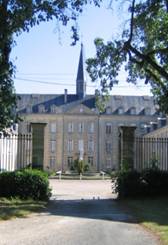 1 La cour d'honneur de l'Institution de Larnay